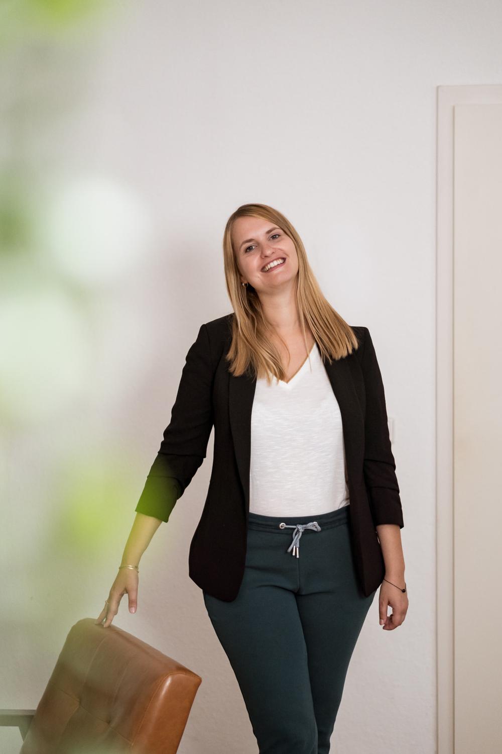 Dr. Franziska Frohberg stehend im Raum